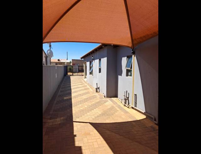 5 BEDROOM HOUSE FOR SALE IN PROTEA GLEN EXT